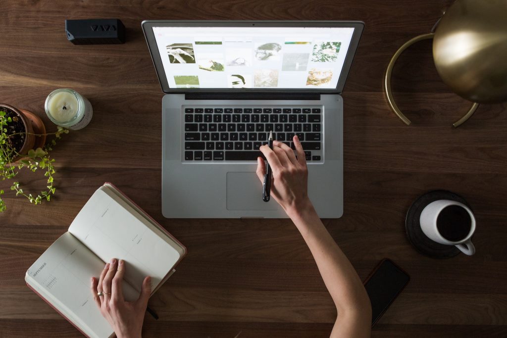 computer-desk-hand-374631 computer-desk-hand-374631